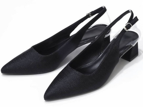 ストラップパンプス