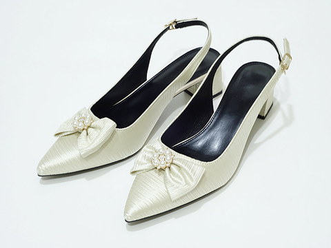 ストラップパンプス